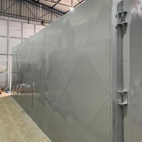 FORNO DE PINTURA ELETROSTÁTICA COM TRANSPORTADOR AÉREO FORNO DE PINTURA ELETROSTÁTICA COM TRANSPORTADOR AÉREO