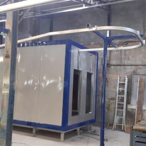 LINHA DE PINTURA ELETROSTÁTICA COM TRANSPORTADOR AÉREO LINHA DE PINTURA ELETROSTÁTICA COM TRANSPORTADOR AÉREO